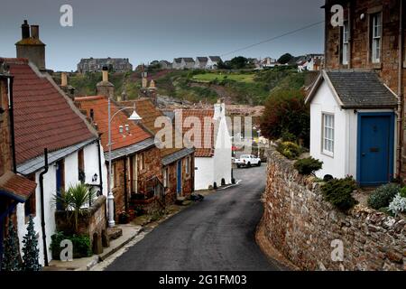 Village Street, strada, case, piccola città, ferrovia, Fife, Firth of Forth, Midlands, Scozia centrale, Scozia, Regno Unito Foto Stock