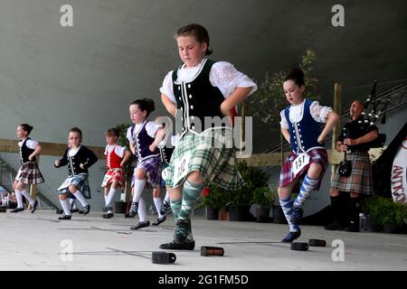 Highlandgames, giochi highland, danza highland, danza highland, ragazze, Danza di spada, danza di spada, tartan, plaid, Scozia, Gran Bretagna, Antigonish Foto Stock