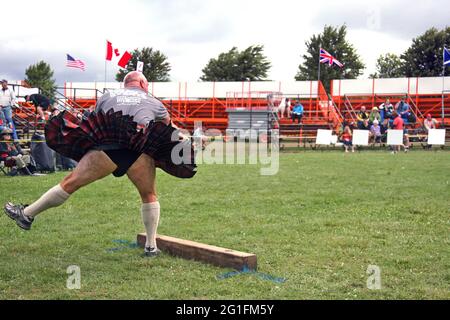 Highlandgames, giochi highland, atleta, sportivo, kilt, Sfida per eventi pesanti, pietra per alesatori da 22 lb, lancio di pietre, Scozia, Nord America Foto Stock