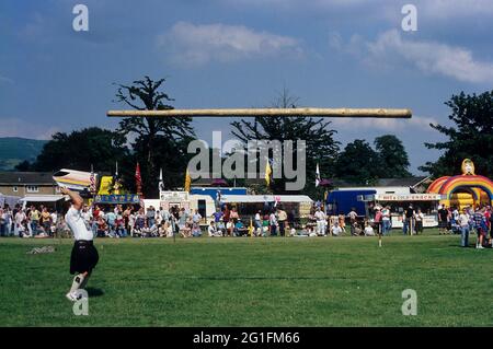 Highlandgames, giochi highland, atleta, sportivo, kilt, kilt, sfida di eventi pesanti, lancio del capanno, lancio, tronco di albero che lancia, kilt, Scozia Foto Stock