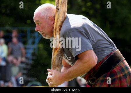 Highlandgames, giochi highland, atleta, sportivo, kilt, Heavy Events Challenge, lancio del caber, lancio di tronchi, Scozia, Nord America Foto Stock