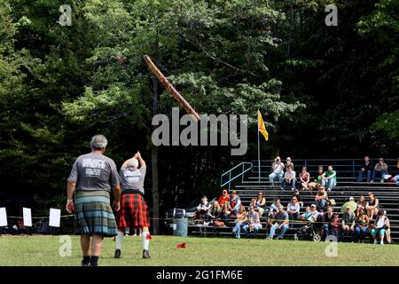 Highlandgames, giochi highland, atleta, sportivo, kilt, Heavy Events Challenge, lancio del caber, lancio di tronchi, Scozia, Nord America Foto Stock