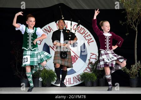 Highlandgames, giochi highland, danza highland, danza highland, ragazze, panni, bagpiatori, cornamuse, tartan, assegni, Scozia, Gran Bretagna Foto Stock