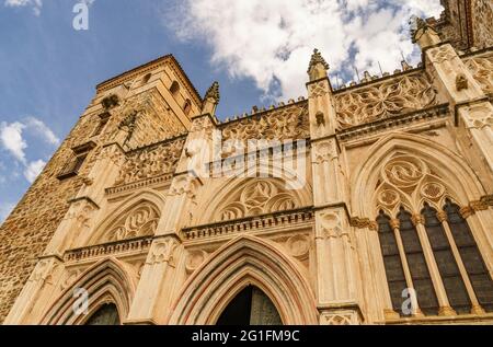 Facciata principale del monastero gotico Mudejar di Guadalupe in Spagna. Patrimonio mondiale Foto Stock