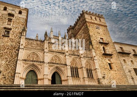 Facciata principale del monastero gotico Mudejar di Guadalupe in Spagna. Patrimonio mondiale Foto Stock