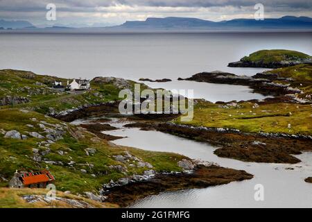 Punta, casa, casa bianca, costa rocciosa, Oceano Atlantico, spiaggia, paesaggio, Golden Road, Isola di Harris, Ebridi esterne, Isole occidentali, Ebridi Foto Stock