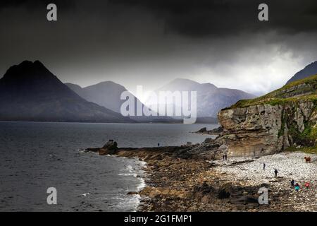 Spiaggia, roccia arenaria intemperie, Montagne di Cullin, montagne, Elgol, Isola di Skye, Skye, Ebridi interne, Ebridi, Highlands, Highland, Scozia Foto Stock