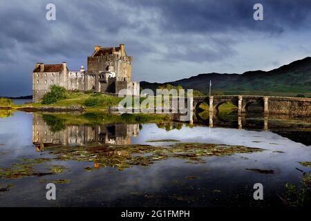 Loch, Castello di Eilean Donan, castello, punta, isola marea, Ponte pedonale in pietra, sedile ancestrale Clan Macrae, Loch Duich, Dornie, Highlands, Highlands Foto Stock