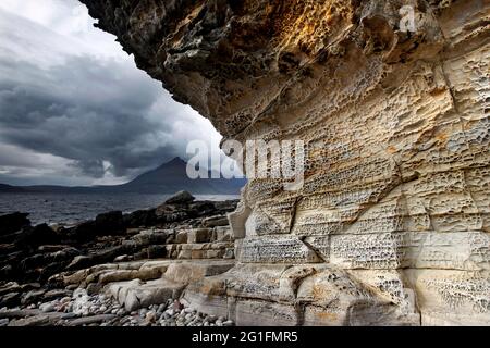 Spiaggia, roccia arenaria intemperie, Montagne di Cullin, montagne, Elgol, Isola di Skye, Skye, Ebridi interne, Ebridi, Highlands, Highland, Scozia Foto Stock