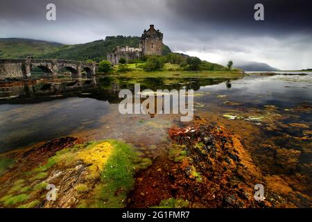 Loch, Castello di Eilean Donan, castello, punta, isola marea, Ponte pedonale in pietra, sedile ancestrale Clan Macrae, Loch Duich, Dornie, Highlands, Highlands Foto Stock