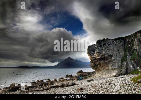 Spiaggia, roccia arenaria intemperie, Montagne di Cullin, montagne, Elgol, Isola di Skye, Skye, Ebridi interne, Ebridi, Highlands, Highland, Scozia Foto Stock