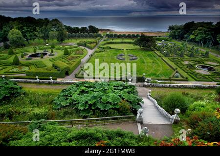 Dunrobin Castello, giardino, giardini di Sir Charles Barry, giardino barocco, vista giardino costiero italiano terrazza, piano terra, sede ancestrale Clan Foto Stock