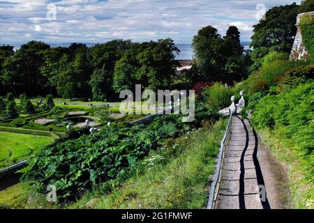 Dunrobin Castello, giardino, giardini di Sir Charles Barry, giardino barocco, giardino costiero italiano, parterre, terrazza, Sedile ancestrale Clan Sutherland Foto Stock