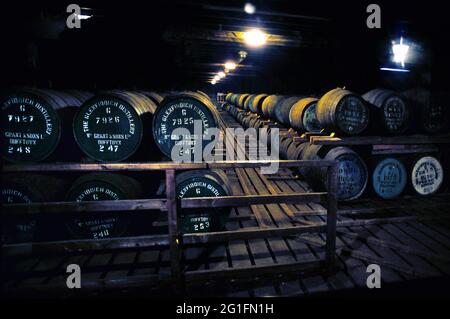 Distilleria Glenfiddich, distilleria di whisky, distilleria di whisky, botteghino in botte, botti di whisky, Magazzino, Whisky Trail, Dufftown, Banffshire Foto Stock