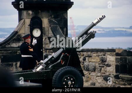 Castello di Edimburgo, castello, Castle Rock, cannone, una pistola o'Clock, 13 pistola a ore, storico segnale orario, soldato, gunner, Edimburgo, Scozia, Grande Foto Stock