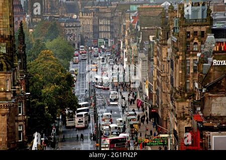 Calton Hill, patrimonio dell'umanità dell'UNESCO, vista su Princess Street, New Town, Newtown, la principale via dello shopping, Edimburgo, Scozia, Regno Unito Foto Stock