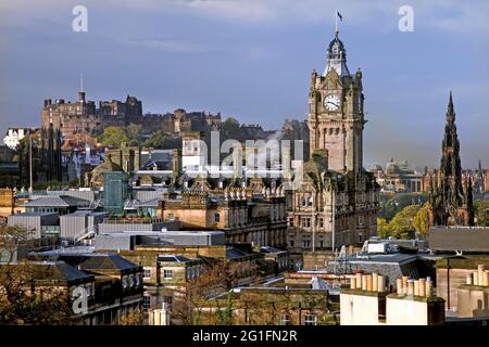 Calton Hill, patrimonio dell'umanità dell'UNESCO, vista su Princess Street per il Castello di Edimburgo, il Castello, Castle Rock, la Torre del Balmoral Hotel, Edimburgo Foto Stock