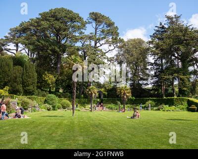 INSTOW, NORTH DEVON, INGHILTERRA - 6 GIUGNO 2021: Visitatori che si godono la fiera d'epoca dei Tapeley Park Gardens e il mercato delle pulci. Foto Stock