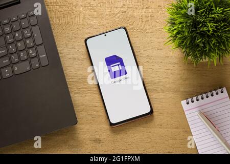 Assam, india - 29 Maggio 2021 : il logo dell'app di Google Sites sulla schermata del telefono. Foto Stock