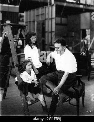 Scenografia e schermo silenzioso attore RICHARD BENNETT circa 1916 sul set candid con le sue Figlie JOAN BENNETT (seduta) e BARBARA BENNETT possibilmente durante le riprese della VALLE DELLA DECISIONE in cui le sue figlie hanno fatto il loro debutto cinematografico all'American Film Company, Inc. Studios a Chicago, Illinois Foto Stock