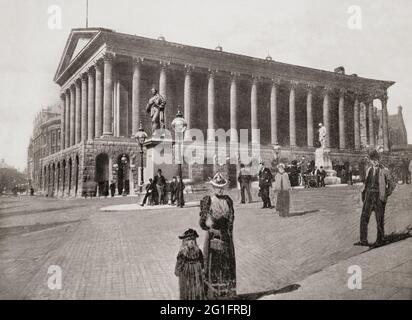 Una vista del tardo 19 ° secolo del Municipio di Birmingham, una sala concerti e luogo di ritrovo per assemblee popolari aperto nel 1834 e situato in Victoria Square, Birmingham, Inghilterra. Fu progettato dagli architetti Joseph Hansom e Edward Welch e divenne la prima opera significativa del revival dell'architettura romana del XIX secolo, uno stile scelto qui nel contesto del radicalismo fortemente carico di Birmingham del 1830 per le sue associazioni repubblicane. Il progetto si basava sulle proporzioni del Tempio di Castor e Pollux nel Foro Romano. Foto Stock