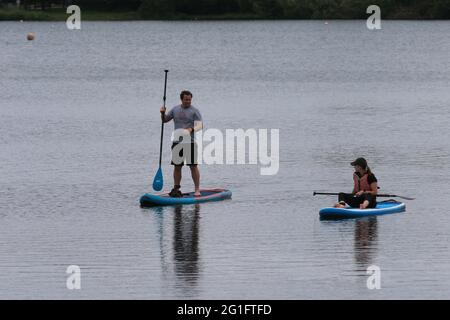 Cirencester, Regno Unito, 7 giugno 2021. Regno Unito Meteo. Un pomeriggio caldo e tranquillo per una dolce pagaia sul lago al Cotswold Water Park, Wiltshire. Credit: Gary Learmonth / Alamy Live News Foto Stock