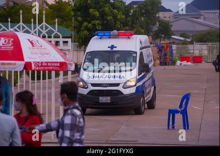 Phnom Penh, Cambogia. 7 giugno 2021. Per 3 mesi Phnom Penh sta combattendo un COVID - 19 di picco. Un'ambulanza, con entrambi EMT indossare PPE pieno, raccoglie un paziente coronavirus positivo da un sito di test di massa. Credit: Kraig Lieb / Alamy Live News Foto Stock