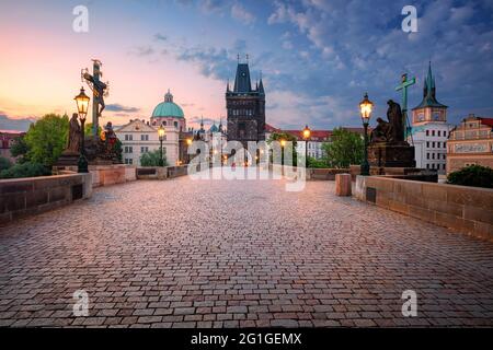 Praga, Ponte Carlo. Immagine di un paesaggio urbano dell'iconico Ponte Carlo con la Torre del Ponte della Città Vecchia a Praga, Repubblica Ceca all'alba. Foto Stock