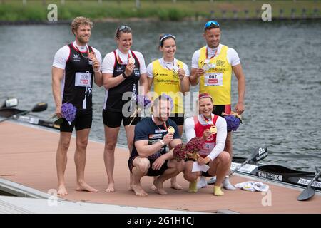 Duisburg, Germania. 03 giugno 2021. Kanu K2 misto, premiazione davanti ai vincitori la medaglia d'oro al 1° posto Julia HERGERT (SC Magdeburg) e Kostja STROINSKI (RKV. Berlino), indietro da sinistra: 3° posto medaglia di bronzo Franziska JOHN (KC Potsdam) e Max ZAREMBA (KC Potsdam) 2°. Posizionare medaglia d'argento Tobias-Pascal SCHULTZ (KG Essen) e Katharina KOETHER (KG Essen) giubilazione, giubilazione, gioia, grazie, le finali 2021 nelle discipline canoa, SUP, canoe polo dal 3 giugno al 6 giugno 2021 a Duisburg, Credit: dpa/Alamy Live News Foto Stock