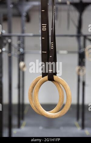 Primo piano di anelli sportivi in palestra. Messa a fuoco selettiva. Foto Stock