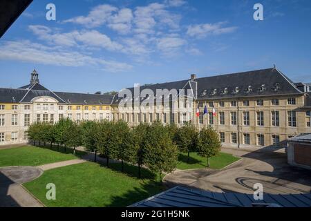 Rouen (Normandia, Francia settentrionale): Corte d'onore della prefettura del dipartimento marittimo della Senna, ex ospedale Hotel Dieu dove Achille Cleoph Foto Stock