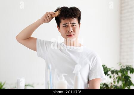 Preoccupato per forforfora o perdita di capelli, problemi di salute e bellezza, routine a casa Foto Stock