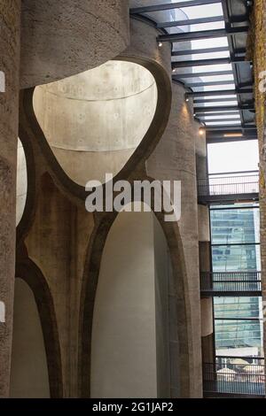 All'interno del nuovo Zeitz MOCAA, in una storica silos edificio, progettato da Thomas Heatherwick, sul lungomare V&A, a Cape Town, Sud Africa Foto Stock