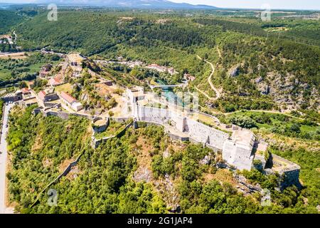 Fortezza di Knin sulla roccia vista aerea, la seconda fortezza più grande in Croazia Foto Stock