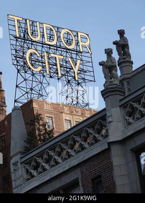 Tudor City segno in cima alla Prospect Tower nello storico complesso di appartamenti, sul lato est di Manhattan, iniziato nel 1926, New York, NY, USA. Foto Stock