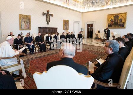 Roma, Italia. 07 giugno 2021. 7 giugno 2021 : Papa Francesco ha ricevuto in udienza i sacerdoti della Scuola d'imbarco di San Luigi dei Francesi a Roma presso il Vaticano Credit: Independent Photo Agency/Alamy Live News Foto Stock