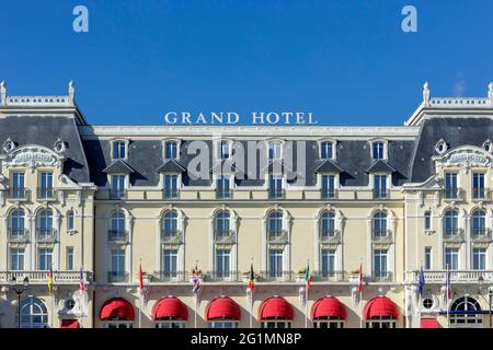 Francia, Calvados, Cote Fleurie, Pays d'Auge, Cabourg, Il Grand Hotel si trova in Jardins du Casino Foto Stock