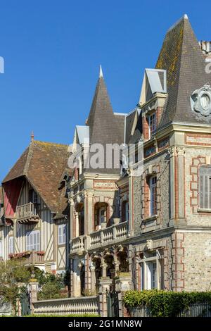 Francia, Calvados, Cote Fleurie, Pays d'Auge, Cabourg, Facciate di case lungo Rue Jardins du Casino (Jardins du Casino Street Foto Stock