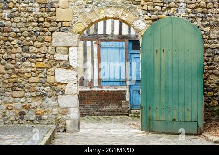 Francia, Calvados, estuario della Senna, Pays d'Auge, Honfleur, porta e facciata di una casa a graticcio in Rue des Petites Boucherie (via Petites Boucherie) Foto Stock