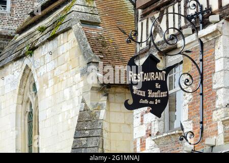 Francia, Calvados, estuario della Senna, Pays d'Auge, Honfleur, segno del ristorante le Vieux Honfleur situato sul Quai Saint Etienne (banchina Saint Etienne) Foto Stock