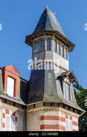 Francia, Calvados, Cote Fleurie, Pays d'Auge, Cabourg, Facciata di una casa su Rue Jardins du Casino (Jardins du Casino Street) Foto Stock