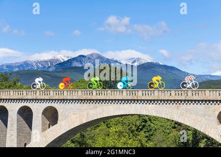 Francia, Pirenei Orientali, Ceret, pannelli che rappresentano i ciclisti su un ponte prima del Mont Canigou Foto Stock