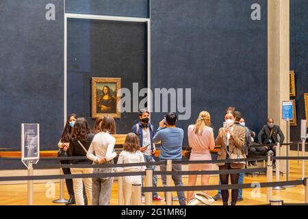 Francia, Parigi, area dichiarata Patrimonio Mondiale dall'UNESCO, Museo del Louvre, il dipinto della Monna Lisa di Leonardo da Vinci, dopo la riapertura del museo il 05/19/2021, pochissimi visitatori, maschera contro il Covid-19 obbligatoria Foto Stock