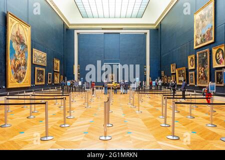 Francia, Parigi, area dichiarata Patrimonio Mondiale dall'UNESCO, Museo del Louvre, il dipinto della Monna Lisa di Leonardo da Vinci, dopo la riapertura del museo il 05/19/2021, pochissimi visitatori, maschera contro il Covid-19 obbligatoria Foto Stock