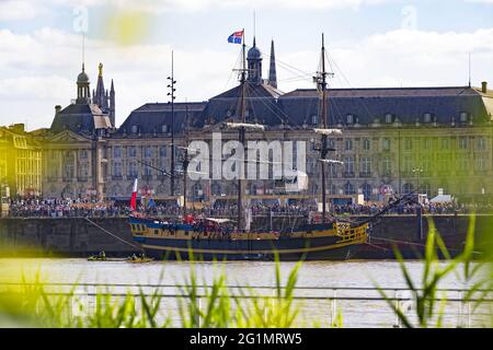 Francia, Gironde, Bordeaux, zona classificata come Patrimonio Mondiale, Bordeaux fte le fleuve, raccolta di barche a vela sulle rive della Garonna, l'Etoile du Roy, tre-masted piazza 46 m, replica ispirata da una fregata britannica del 18 ° secolo, tipo sesta fila con 20 pistole Foto Stock