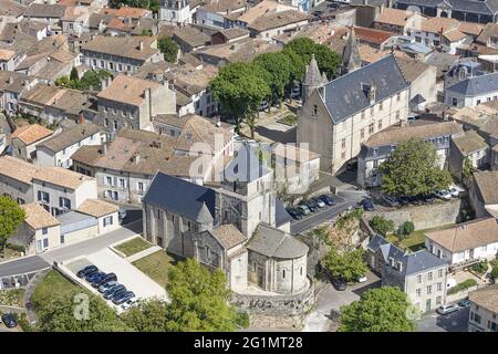 Francia, Deux Svres, Melle, vie di Santiago de Compostela, patrimonio mondiale dell'UNESCO, chiesa di Saint Savinien e il municipio (vista aerea) Foto Stock