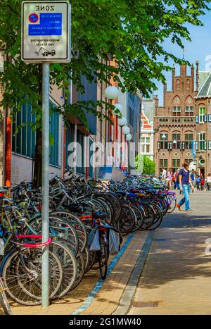 Groningen Paesi Bassi 18. Giugno 2013 paesaggio urbano Panorama edifici biciclette traffico Groningen Olanda Paesi Bassi Foto Stock