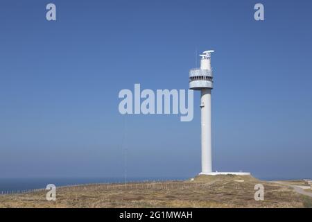 Francia, Finistere, Ushant, punto rigido, Riserva della Biosfera (UNESCO), Parco Naturale Regionale Armorico, l'isola di Ponant, la torre radar del centro di osservazione per il traffico marino nell'isola di Ouessant Foto Stock