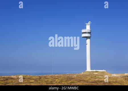 Francia, Finistere, Ushant, punto rigido, Riserva della Biosfera (UNESCO), Parco Naturale Regionale Armorico, l'isola di Ponant, la torre radar del centro di osservazione per il traffico marino nell'isola di Ouessant Foto Stock