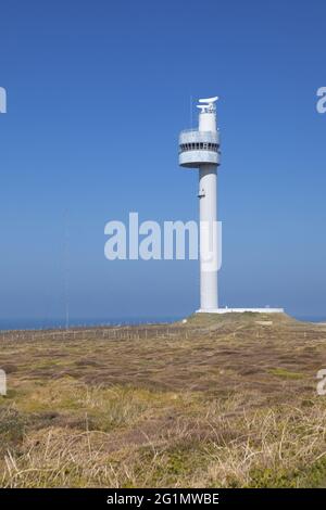 Francia, Finistere, Ushant, punto rigido, Riserva della Biosfera (UNESCO), Parco Naturale Regionale Armorico, l'isola di Ponant, la torre radar del centro di osservazione per il traffico marino nell'isola di Ouessant Foto Stock